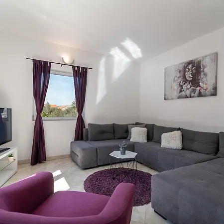 アパート Nostra トロギール