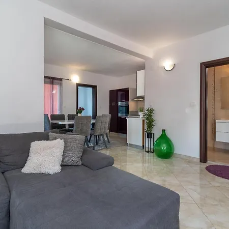 Nostra アパート トロギール