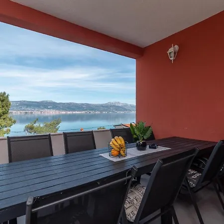 アパート Nostra トロギール