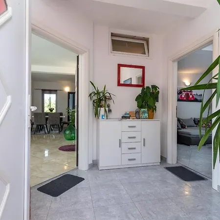 Nostra アパート トロギール