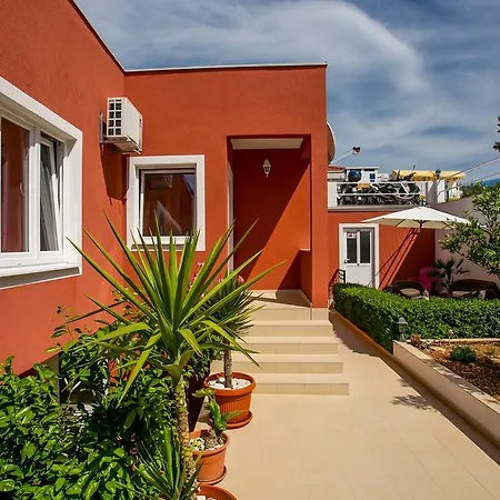 アパート Nostra トロギール